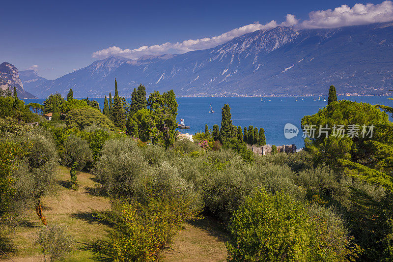 意大利 Limone Sul Garda 附近的加尔达湖和特伦蒂诺阿尔卑斯山